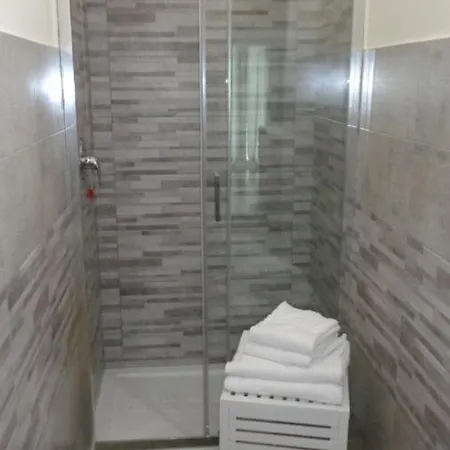 The Door In The And Parking Space 3* Garlate