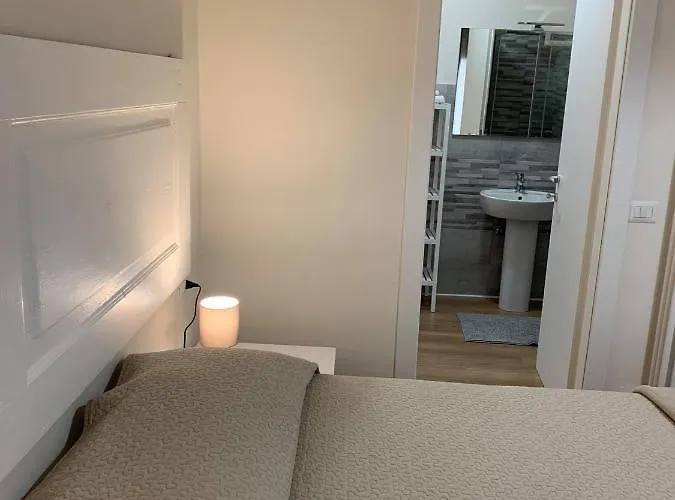 The Door In The And Parking Space Guest house Garlate