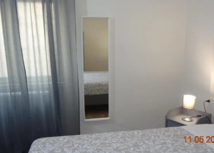 The Door In The And Parking Space Guest house Garlate